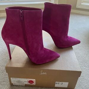 LOUIS VUITTON
So Kate Booty 100 Suede Boots
Size: 7.5 | US7.5, IT37.5 Pink
